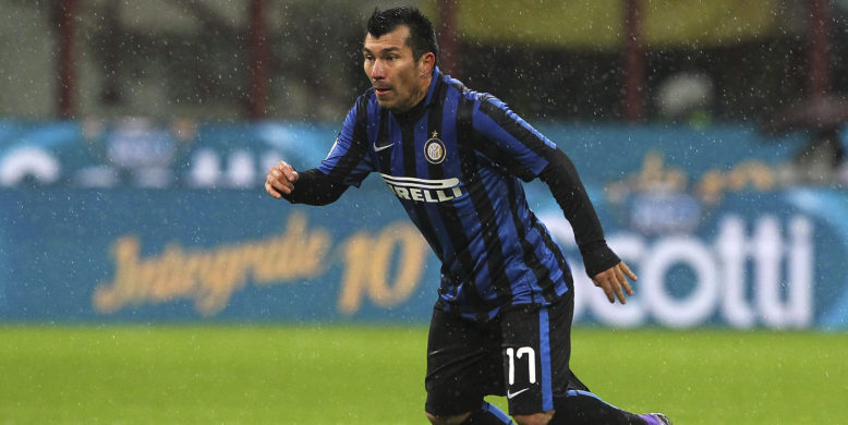 Liverpool reportedly eager to sign Gary Medel