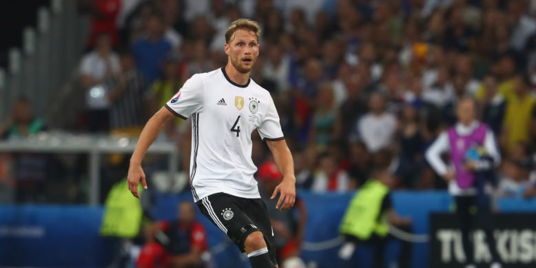 Juventus leading Liverpool in race to sign Howedes