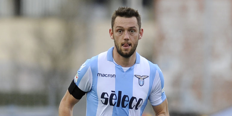Liverpool set to battle with Manchester United for De Vrij