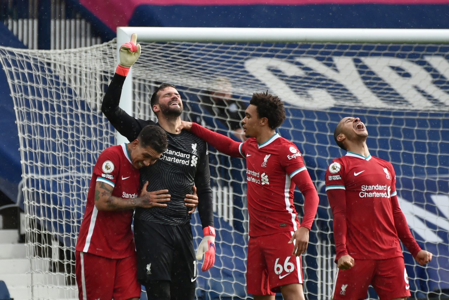liverpool-celebrate-alisson-becker-goal