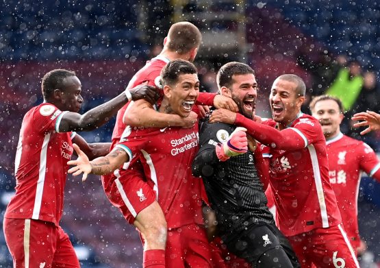 liverpool-celebrate-alisson-winner-vs-west-brom