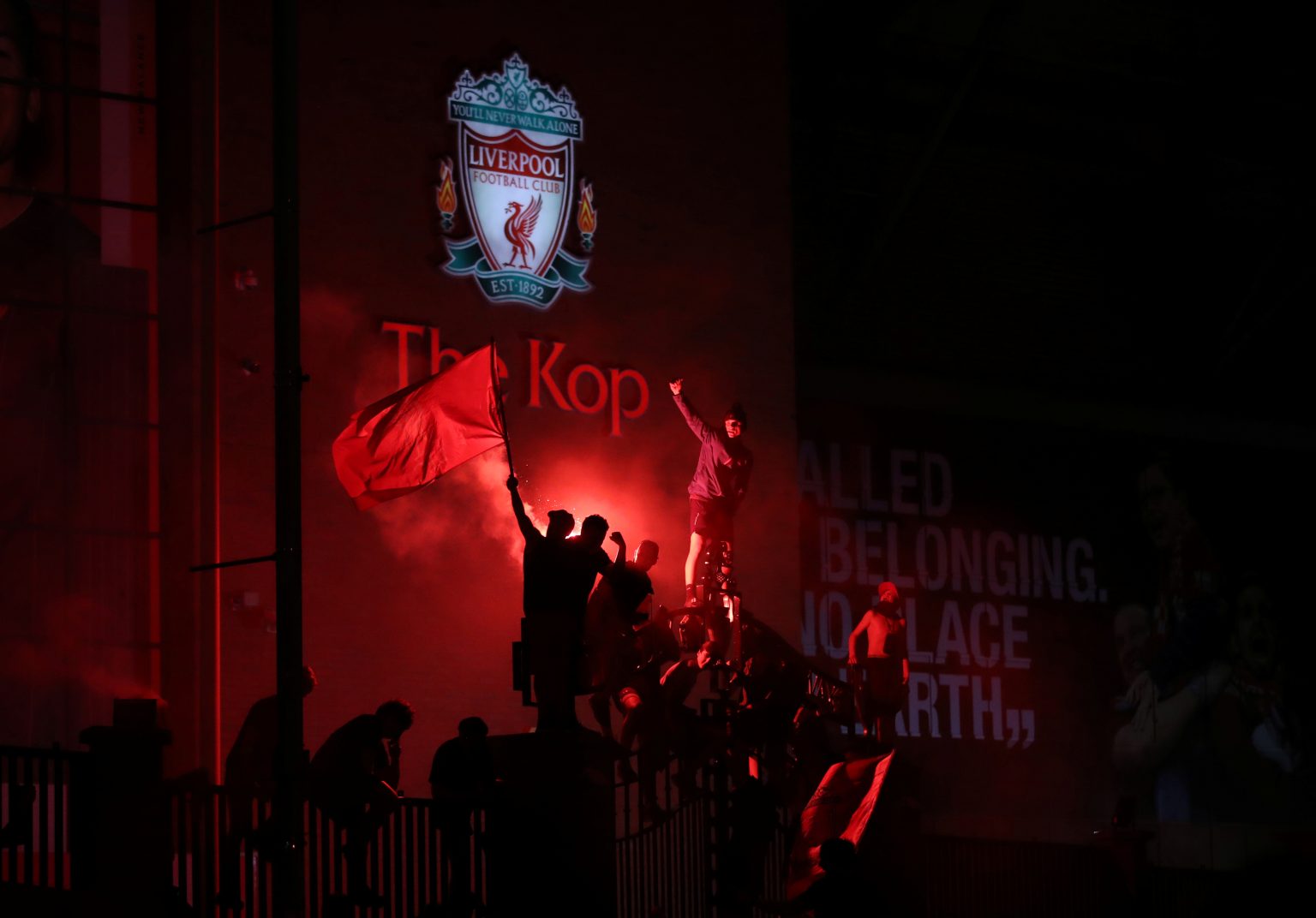 liverpool-fans-celebrate-premier-league-title