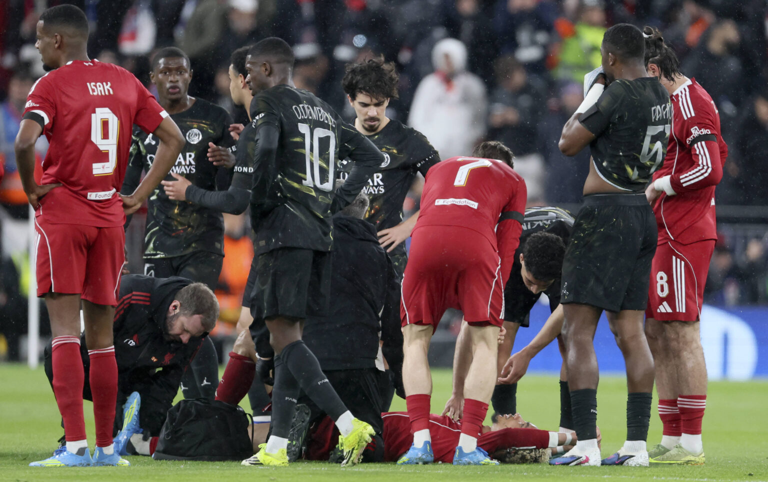 Arne Slot provides “Worrying” update on Injured Hugo Ekitike