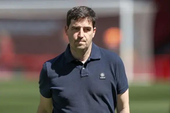 ‘Overload’ – Andoni Iraola says Liverpool player asked to be subbed out after injury fears