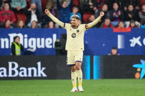 Hansi Flick reveals why Barcelona agreed to loan Ronald Araujo to Liverpool