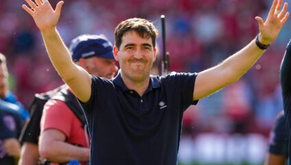 barcola liverpool: Andoni Iraola waving to fans